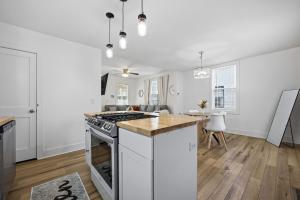 Kuchyň nebo kuchyňský kout v ubytování Comfort Boho Escape! Central Columbus + 23 fotografií