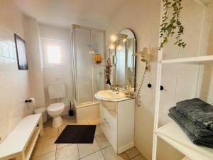 Et badeværelse på Apartmenthaus-Usedom Kajüte 12