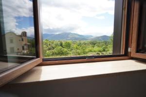 una finestra con vista sulle montagne di Emmahouse a Sulmona