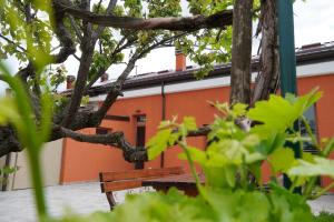 un edificio arancione con una panca davanti di Emmahouse a Sulmona