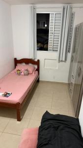 een kleine kamer met een bed en een raam bij 1 double bed, 1 single bed, bathroom and kitchen in Botucatu