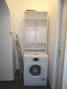 a washer and dryer in a small room at Rentcenter79 in Vordernberg