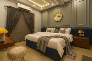 Кровать или кровати в номере Alpine Vista 3-Bedroom Family Cottage In Murree Hills