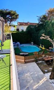 una piscina in un cortile con una recinzione di La Chambre du Soleil a Arles