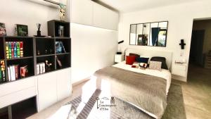 una camera da letto con un letto e una libreria di La Chambre du Soleil a Arles