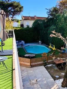 una piscina in un giardino recintato di La Chambre du Soleil a Arles 1 altra foto