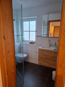 Koupelna v ubytování Haus Monika + 27 fotografií