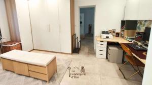 una stanza con una scrivania e un tavolo e un deskicterictericterswersswers di La Chambre du Soleil a Arles