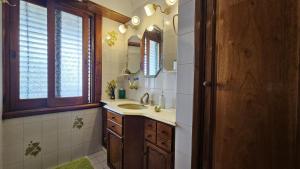 un baño con lavabo y espejo en casa de descanso, en Mar del Plata 39 fotos más