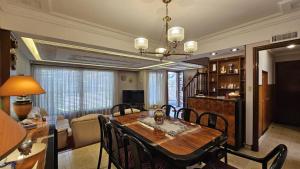 Un comedor y una sala de estar con mesa y sillas. en casa de descanso, en Mar del Plata