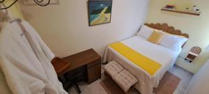 Espaço do acalanto- Quarto em apartamento compartilhado في ناتال: غرفة نوم صغيرة بها سرير وحمام