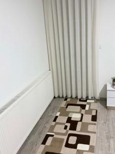 een kamer met een vloerkleed en gordijnen bij bekaNET in Mazgit