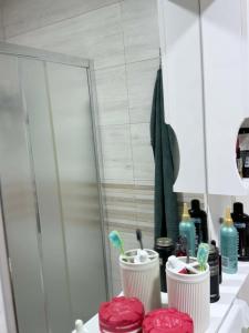 een badkamerbar met 2 tandenborstels en een spiegel bij bekaNET in Mazgit