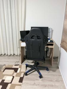 een zwarte bureaustoel voor een bureau bij bekaNET in Mazgit