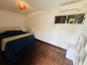 HOTEL CASA Punta Del Este في بونتا دل إستي: غرفة نوم بها سرير ونافذة