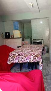Paradise Hostel Recife Sul في ريسيفي: طاولة في المطبخ عليها بطانية حمراء