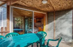 ein blauer Tisch und Stühle auf der Veranda eines Hauses in der Unterkunft 2 Bedroom Nice Home In Altillac in Beaulieu-sur-Dordogne