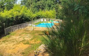 ein Schwimmbad mit einem Zaun um ihn herum in der Unterkunft 2 Bedroom Nice Home In Altillac in Beaulieu-sur-Dordogne + 14 Fotos