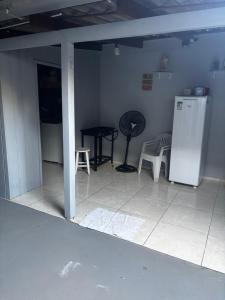 una cucina con frigorifero, tavolo e sedie di Casa Geminada a Penha