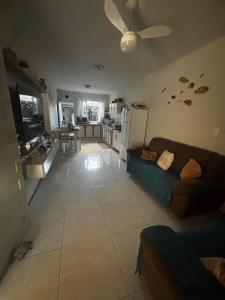 un soggiorno con divano e cucina di Casa Geminada a Penha Altre 2 foto