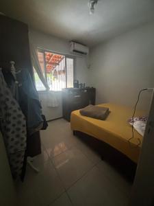 una piccola camera da letto con un letto e una finestra di Casa Geminada a Penha