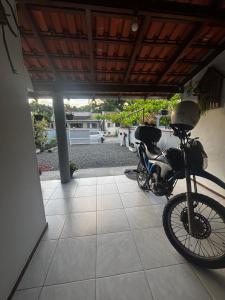 una motocicletta è parcheggiata sotto un portico di Casa Geminada a Penha