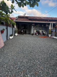 una casa con un vialetto di ghiaia davanti di Casa Geminada a Penha