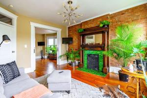 Фотография из галереи Jungle Book by Jungle House Walkable to High Street Downtown & Short North Near Nationwide Arena OSU & Convention Center Free Parking 5 800 Reviews в Колумбусе +49 фотографий