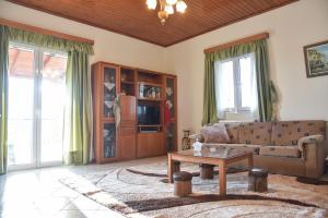 Χώρος καθιστικού στο Goura Grand View House