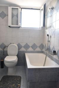 Ένα μπάνιο στο Goura Grand View House