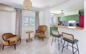 Kuchyň nebo kuchyňský kout v ubytování Amazing Home In Aramon