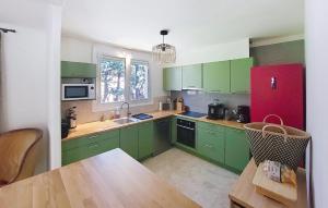 Kuchyň nebo kuchyňský kout v ubytování Amazing Home In Aramon