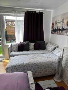 una camera da letto con un letto grande e una finestra di Barker House a Londra