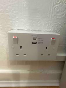 un primo piano di una macchina bianca con una parete bianca di Barker House a Londra