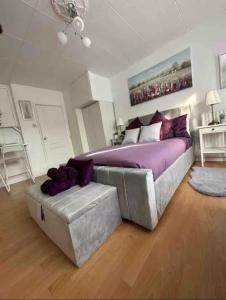 una camera con un grande letto e un pouf di Barker House a Londra