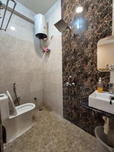 a bathroom with a toilet and a sink at Hotel Devi Residency Vrindavan - Near Premanand ji Maharaj And Prem Mandir, Banke Bihari ji in Jāmb