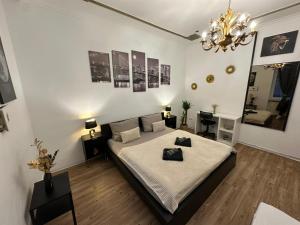 um quarto com uma cama e um lustre em HONOR-House em Linz