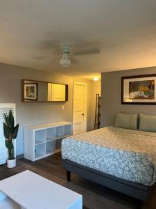 En eller flere senge i et værelse på Vintage Studio Apt near SGMC Down town Valdosta
