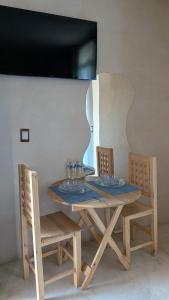 イスミキルパンにあるCasa Maakjäの木製テーブル(椅子2脚、ガラス付きテーブル付)