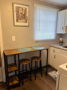 Køkken eller tekøkken på Vintage Studio Apt near SGMC Down town Valdosta