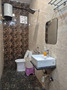 Fotografie z fotogalerie ubytování Hotel Devi Residency Vrindavan - Near Premanand ji Maharaj And Prem Mandir, Banke Bihari ji v destinaci Jāmb