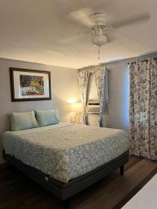 En eller flere senge i et værelse på Vintage Studio Apt near SGMC Down town Valdosta