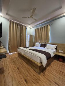 a bedroom with a large bed in a room at Hotel Devi Residency Vrindavan - Near Premanand ji Maharaj And Prem Mandir, Banke Bihari ji in Jāmb +18 photos