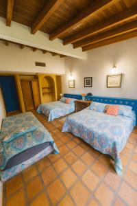 a bedroom with two beds in a room at Villa Vitali - Casa vacacional con Piscina y Jardines en Morrocoy para 14 personas in Tucacas