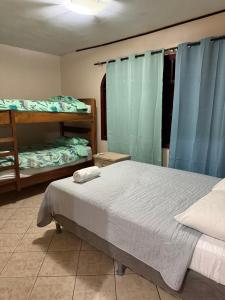 Ένα ή περισσότερα κρεβάτια σε δωμάτιο στο Walk-out Beachfront Condo - Surfer's Paradise