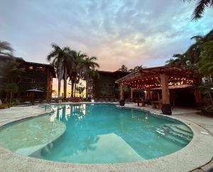 Πισίνα στο ή κοντά στο Walk-out Beachfront Condo - Surfer's Paradise +26 φωτογραφίες