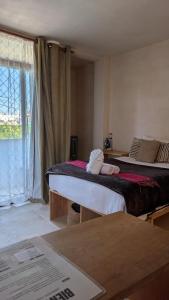 イスミキルパンにあるCasa Maakjäのベッド2台と窓のある寝室 +6枚の写真