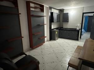 莱蒂西亚Casa Vacanza Apartamento 1的客房设有带门和桌子的厨房