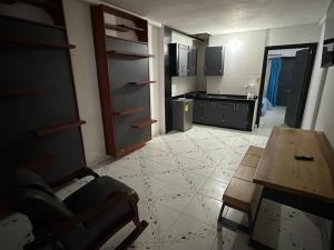 莱蒂西亚Casa Vacanza Apartamento 1的带厨房的房间,配有桌子和饭厅