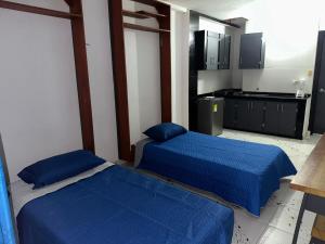 莱蒂西亚Casa Vacanza Apartamento 1的配有蓝色床单的客房内的两张床